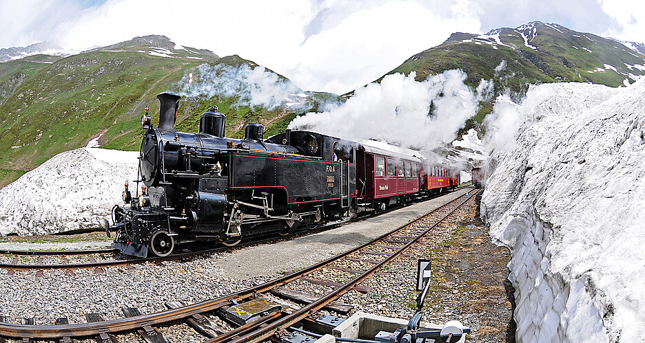Lokomotive HG 3/4 Nr. 4 mit rotem Zug Muttbach-Belvédère, Wallis.