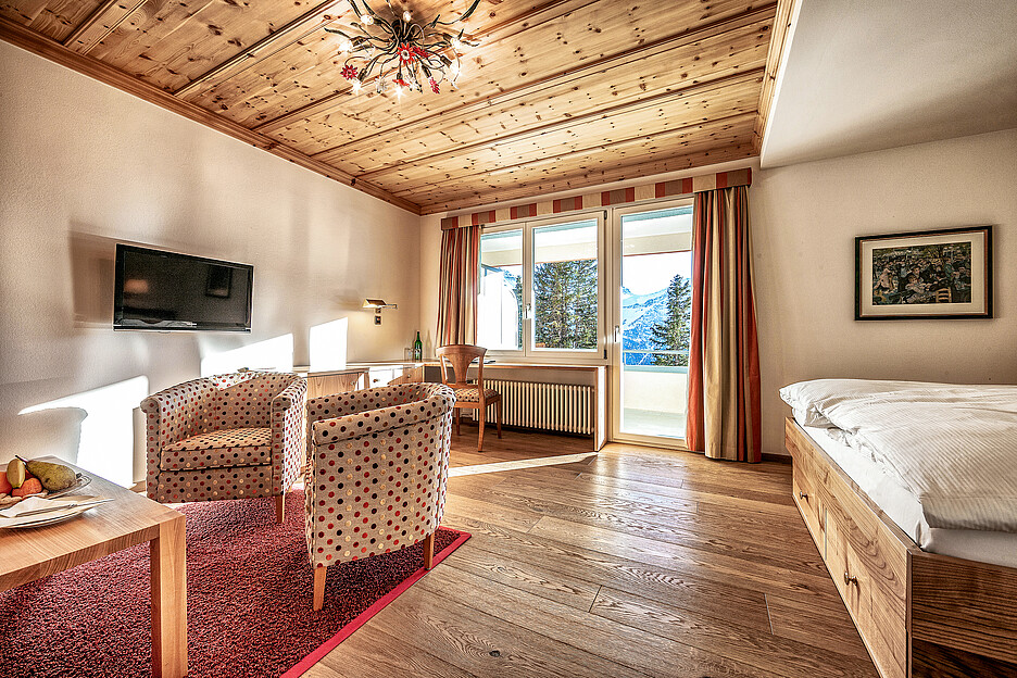 Grosszügige Zimmer in unterschiedlichen Kategorien und mit Blick in die Bergwelt sorgen im Prätschli für einen entspannten Aufenthalt.