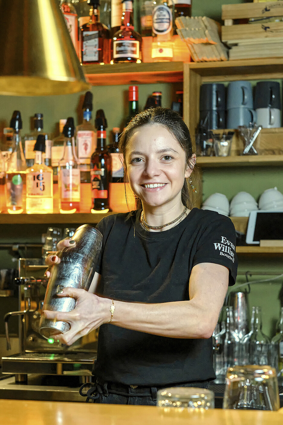 Wie alle im Team kreiert auch Olivia Hasler eigene Drinks und tüftelt gern und ausdauernd am richtigen Verhältnis von Spirituose, Säure und Süsse.