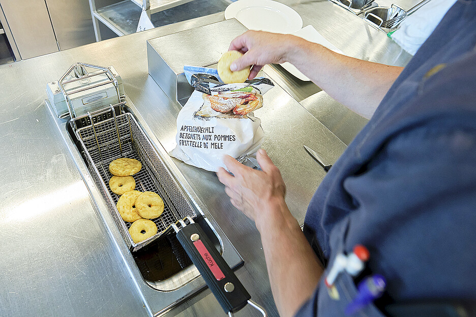 Innert vier Minuten servierbereit: Die vorgebackenen Apfelküchlein müssen nur noch kurz in die Fritteuse.