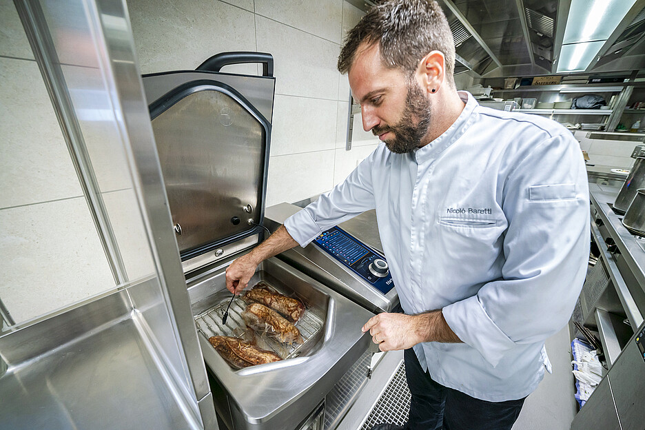 Besonders begeistert Nicolò Baretti, dass der iVario 2-XS die Temperatur gradgenau über den gesamten Kochprozess hält – ohne, dass man ständig kontrollieren muss.