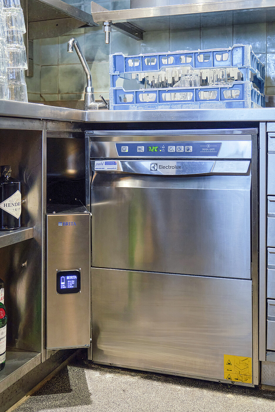 Der Brita Proguard Gastronomy 200 filtert über 97 Prozent der gelösten Salze aus dem Wasser. So bleibt die Spülmaschine geschützt und die Gläser behalten ihren klaren Glanz.