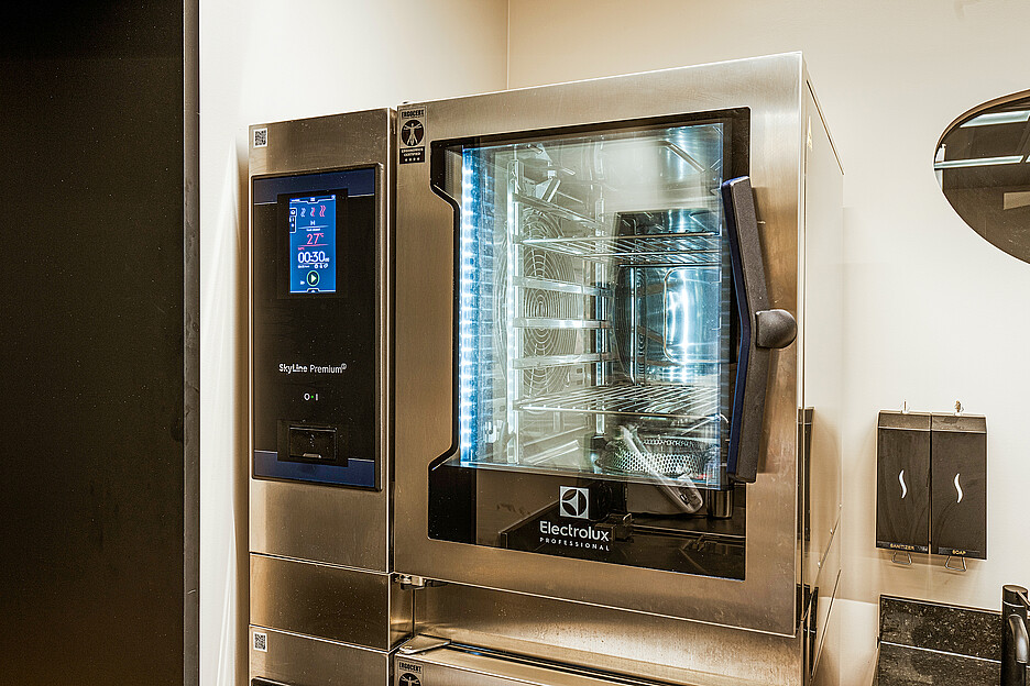 Die Küche ist mit zwei Sechser-Kombisteamern der SkyLine-Premium-Linie von Electrolux Professional ausgestattet.