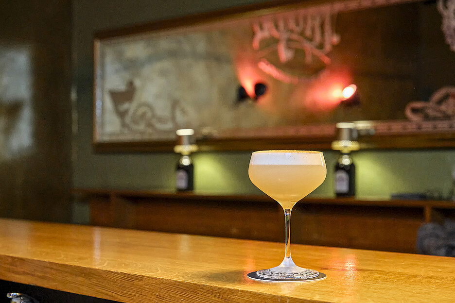 Ihr Bestseller von der Herbstkarte: Pomme Pisco, ein Pisco Sour mit Apfel und Pumpkin Spice, verfeinert mit einer feinen OGGS-Schaumkrone.