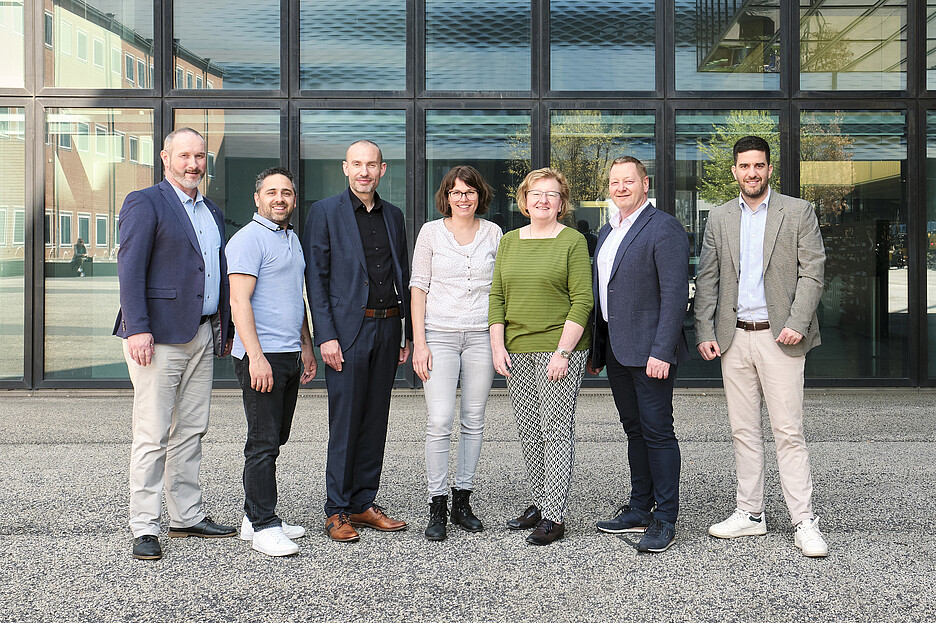Keine Nachwuchsprobleme: der neue Vorstand setzt sich aus sechs engagierten Vertretern von Mitgliedsfirmen des Verbands zusammen und der durch Rolf Andres (l.) professionell geführten Geschäftsstelle.