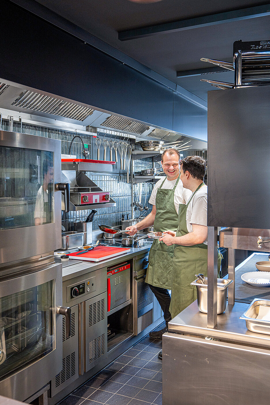 Chefkoch Jürgen Andre konnte die Küche nach seinen Bedürfnissen einrichten – Gastroplaner Beat Steffen und Architekt Wolfgang Aeberhard standen beratend zur Seite.