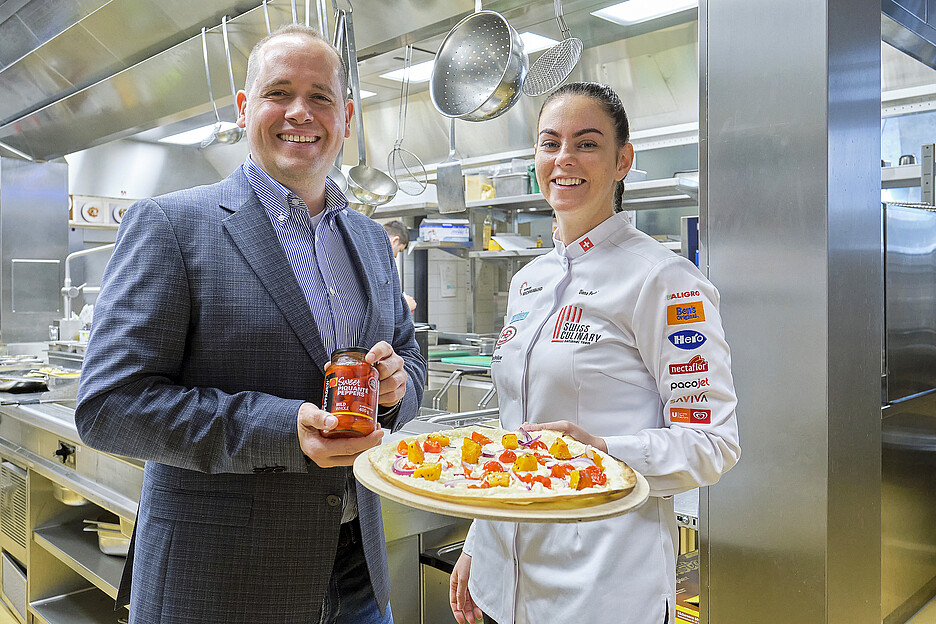 Diana Perini, hier mit Samuel Hauser, dem neuen Geschäftsleiter des Casinotheaters Winterthur, empfiehlt, die wilde Paprika vor allem mit zurückhaltenden Aromen zu kombinieren, zum Beispiel auf einem Kürbis-Flammkuchen.