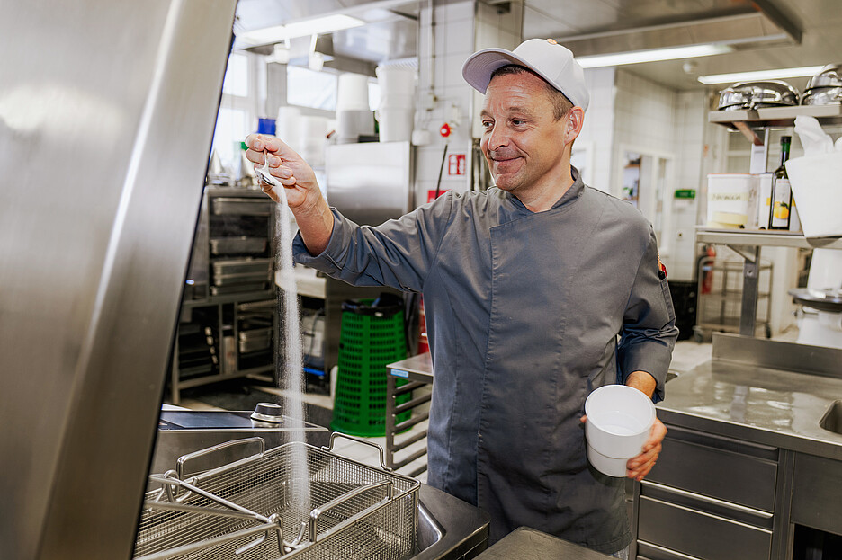 Sous-Chef Martin Theuer schätzt an den Geräten von Rational ihre praxisgerechte Bedienung, Effizienz und Zuverlässigkeit.