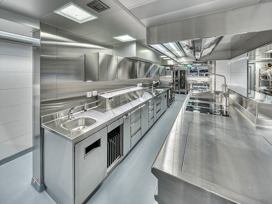 Die Beratung von H Plus S reichte bis in die Kochprozesse hinein: Dank der Umstellung auf Cook&Chill lassen sich die Speisen zeitunabhängig vorproduzieren, wodurch im Kongressbetrieb mehr Flexibilität entsteht und die Arbeit in der Küche spürbar erleichtert wird.