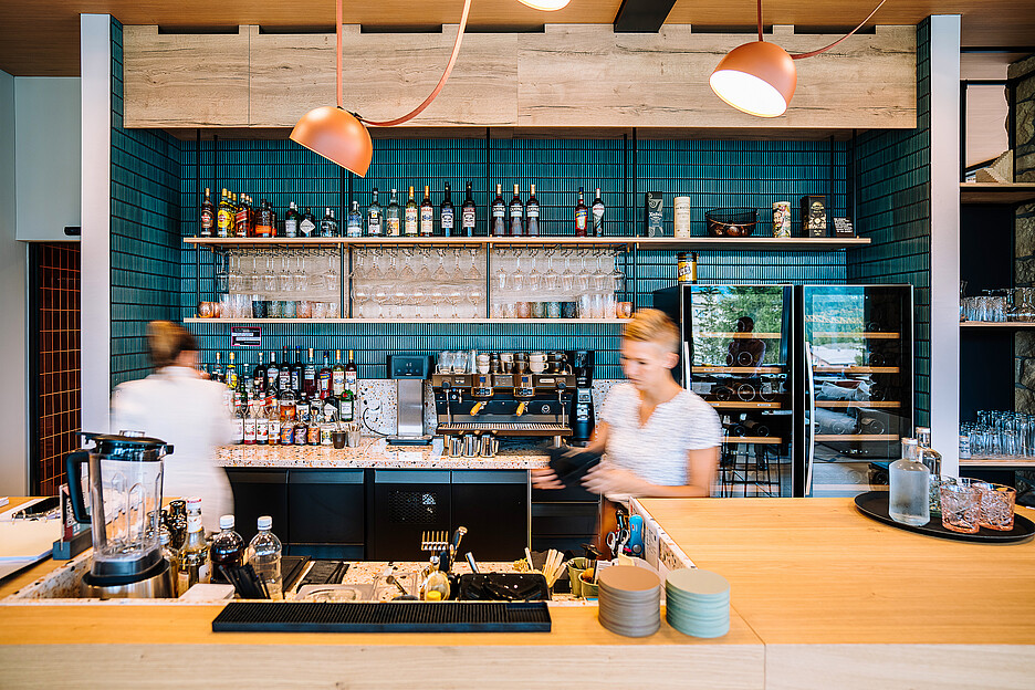 An der Bar gibts erfrischende Drinks und pfiffige Snacks.