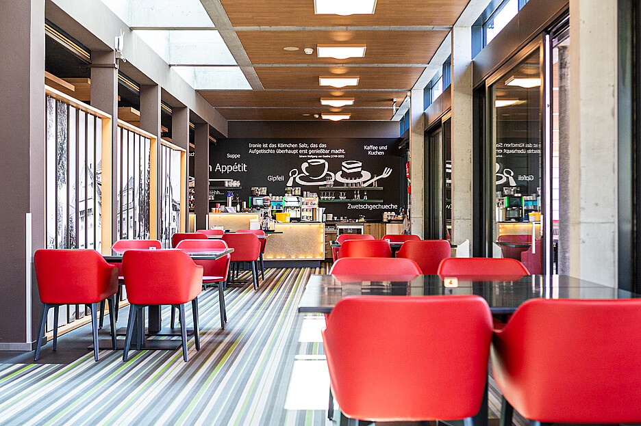 Das öffentliche Restaurant Läbesgarte punktet mit frischer, regionaler Küche und bietet 60 Plätze im Innen- und 60 im Aussenbereich. Bei geöffneter Trennwand stehen weitere 40 Plätze  zur Verfügung.
