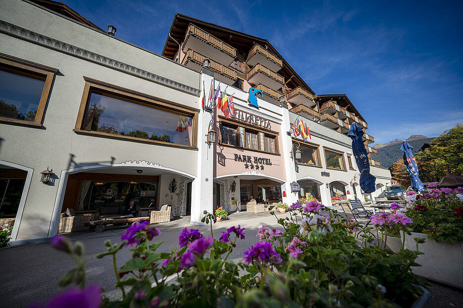 Das Parkhotel Silvretta liegt mitten in Klosters am Ufer der Landquart.