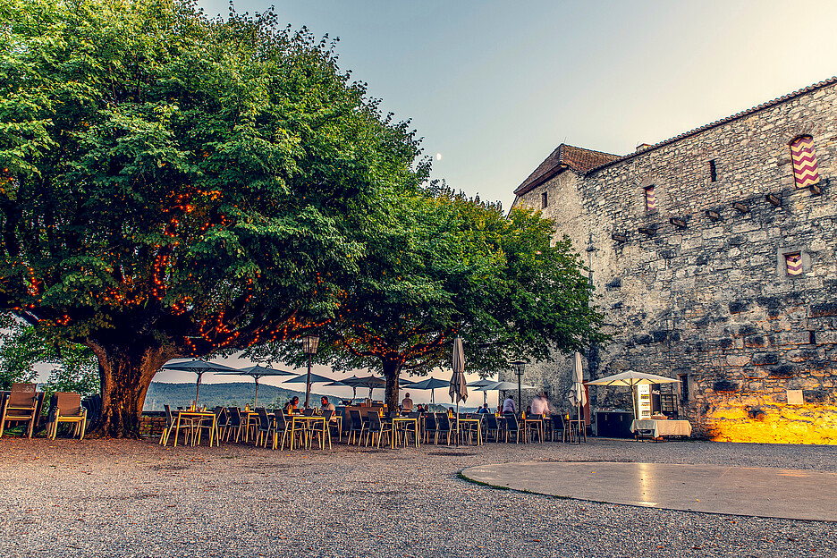 Von der grossen Terrasse aus hat man den perfekten Blick übers Aargauer Mittelland.
