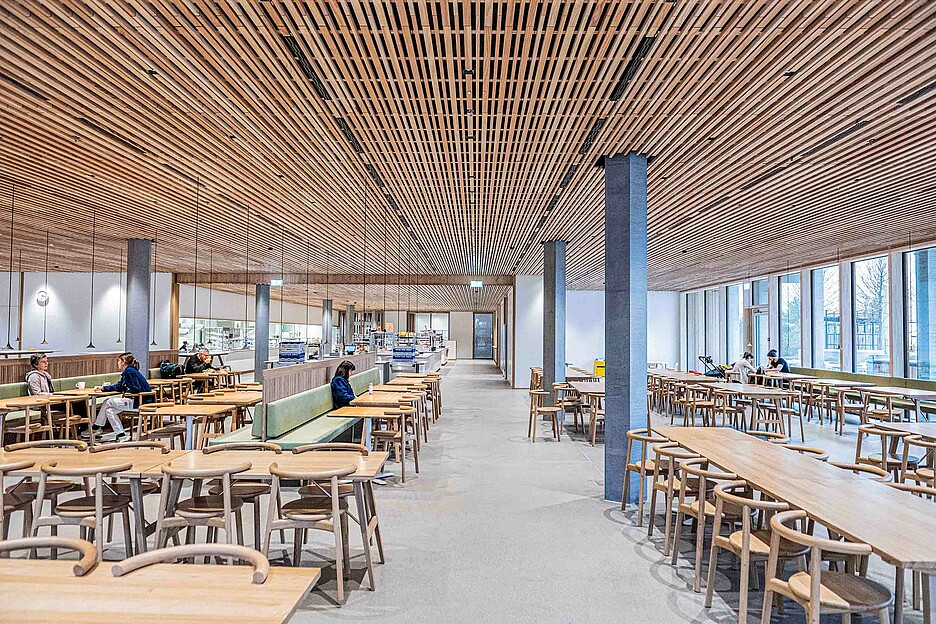 Das grosszügig angelegte Restaurant bietet viel Platz. Auch Gäste von ausserhalb treffen sich hier zum Mittagessen oder Kaffee. 
Bild: Nina Chen / Universitäts-Kinderspital Zürich