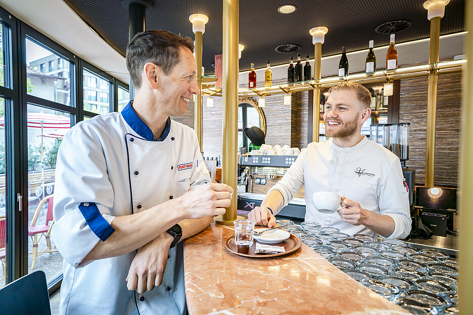 Fabian Dumitrache legt grossen Wert auf eine hohe Qualität des Kaffees – einen solchen geniessen Fabian Gysi und Fabian Dumitrache nach getaner Arbeit.