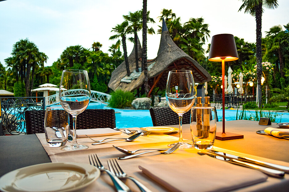 Auf der einladenden Terrasse am Pool geniesst der Gast die Köstlichkeiten aus der Küche des Albergo Losone.