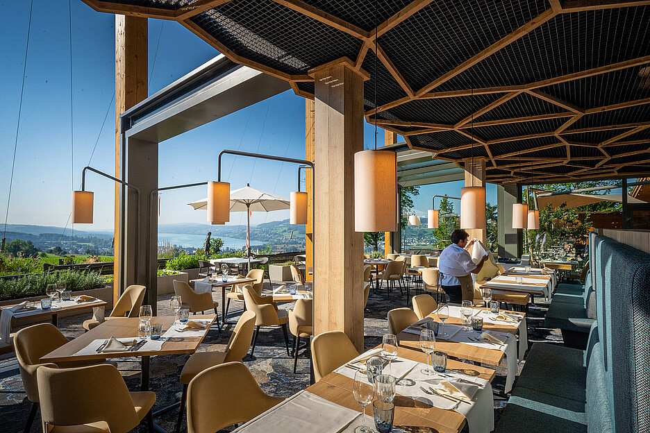Im Cabrio-Restaurant verschmelzen Innen- und Aussenbereich: Die Gastgeber haben ganzjährige Planbarkeit und 150 Plätze, die mittags und abends belegt werden können.