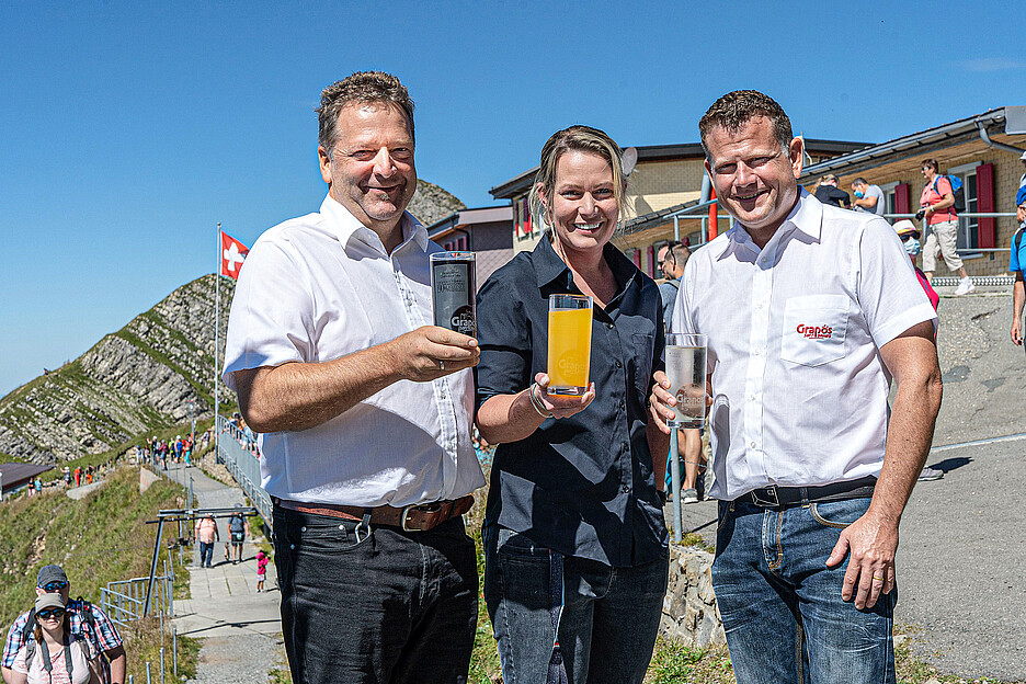 Eine erfolgreiche und langjährige Partnerschaft: Rolf Dütsch und Toni Funkhauser, Mitinhaber der Grapos Schweiz AG, nehmen Sandra McClure, Geschäftsführerin im Berghaus Rothorn Kulm, in die Mitte.