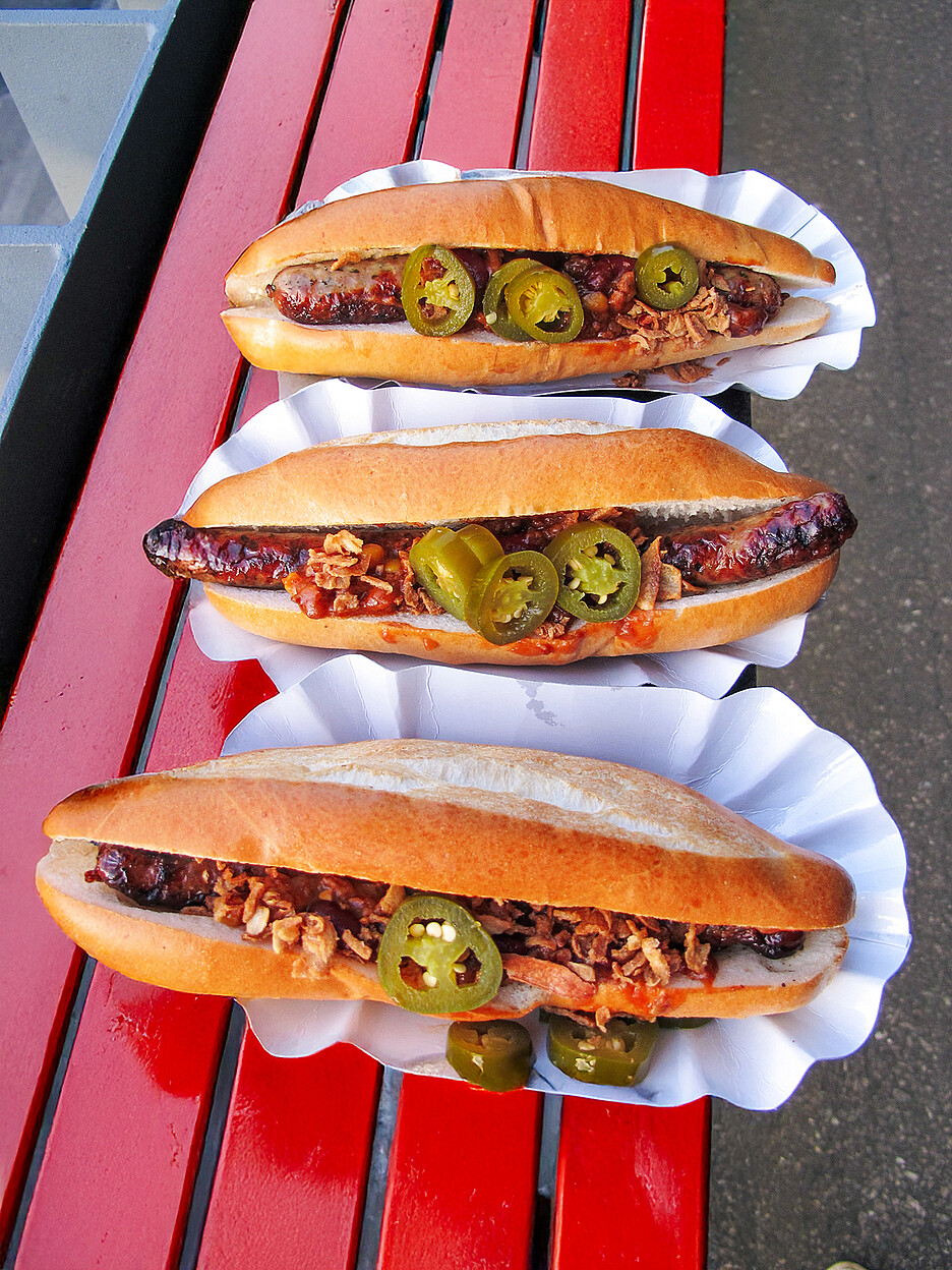 Der «Letzi Dog» ist gefüllt mit Chili con Carne, Jalapeños und dem stadtbekannten «Wiedikerli».