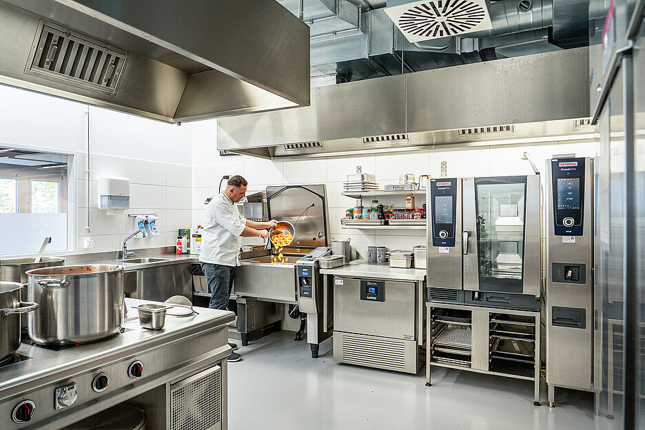 Der Rational iVario Pro L mit einem Fassungsvermögen von 100 Litern ist Kipper, Kessel und Druckgarer in einem.