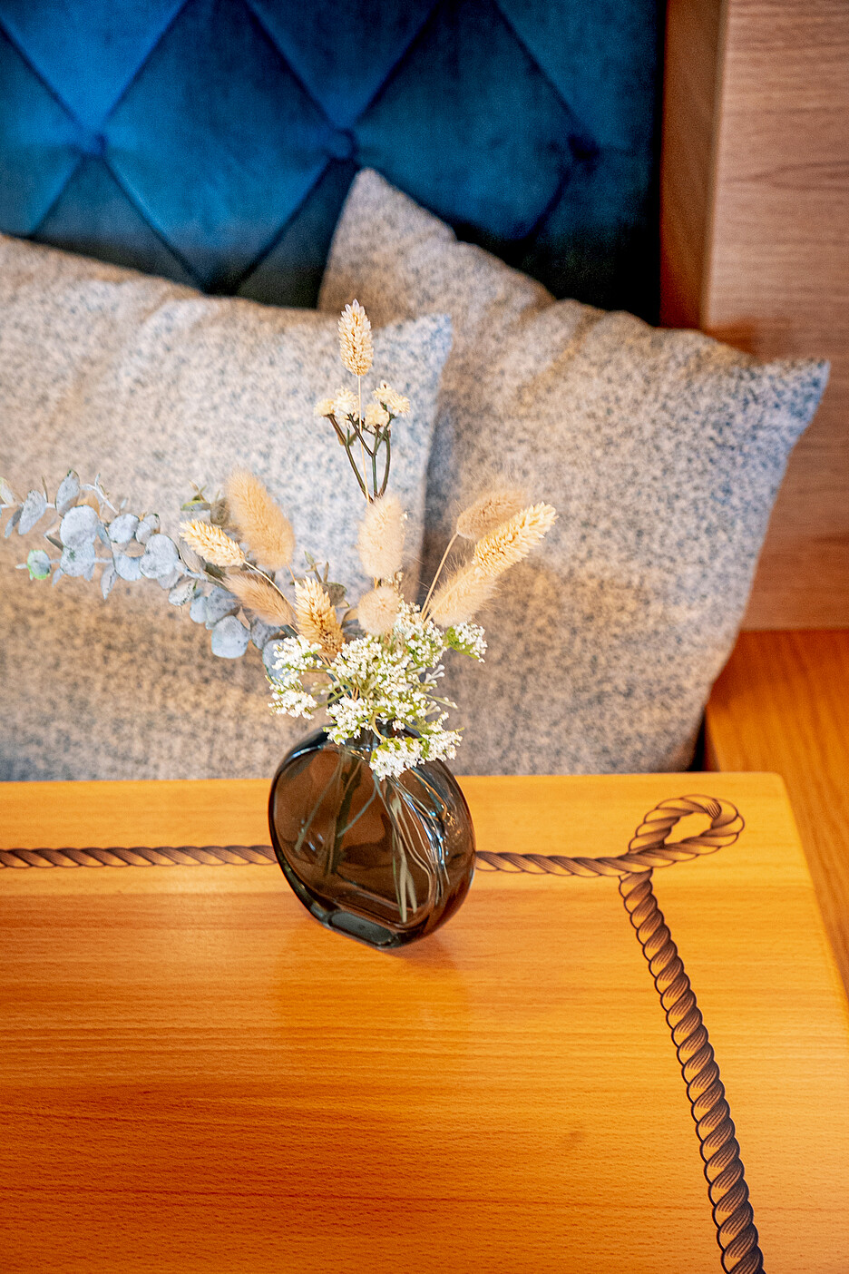 Die alten Buchenholztische erhielten neue Drucke. Es ist ein sachtes Update, das die Tradition fortschreibt.