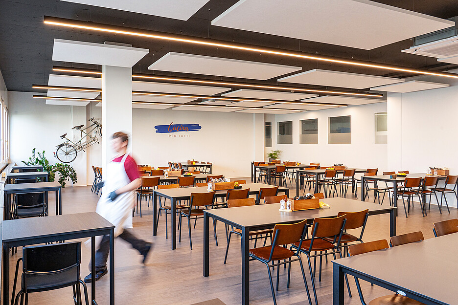 Das Restaurant bietet Platz für 96 Personen. In der Küche sorgen 13 Menschen dafür, dass täglich 180 frisch zubereitete Menüs die Küche verlassen.