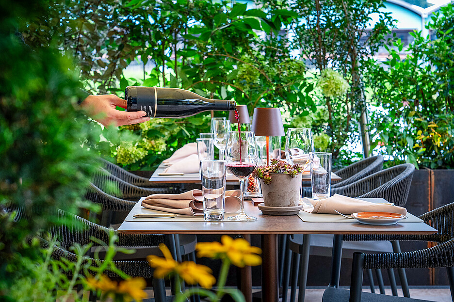 Auf der neuen Gartenterrasse sind die Gäste von viel Grün umgeben, das sorgt für ein schönes Ambiente und dämpft Geräusche von der Strasse.